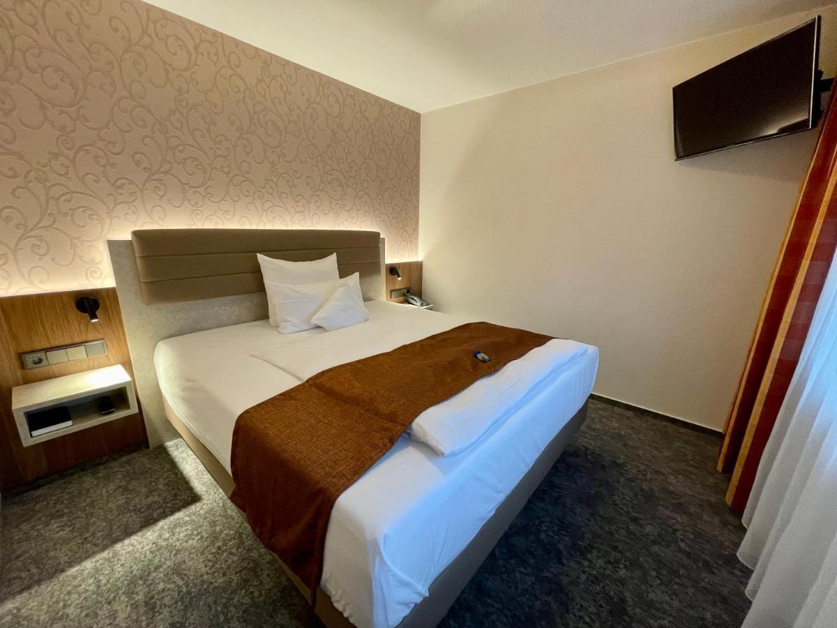 Hotel Merkur Landstuhl Bagian luar foto